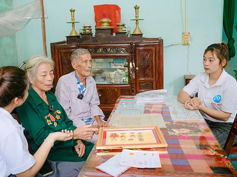 Bánh xe và bàn cược Roulette minh họa