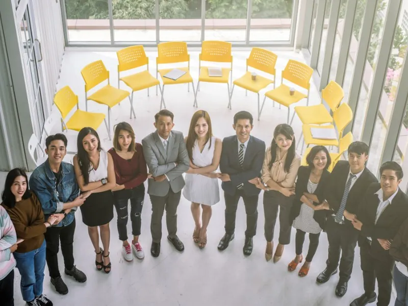 Bàn tay giữ đồng tiền trên cán cân, biểu tượng cá cược có trách nhiệm